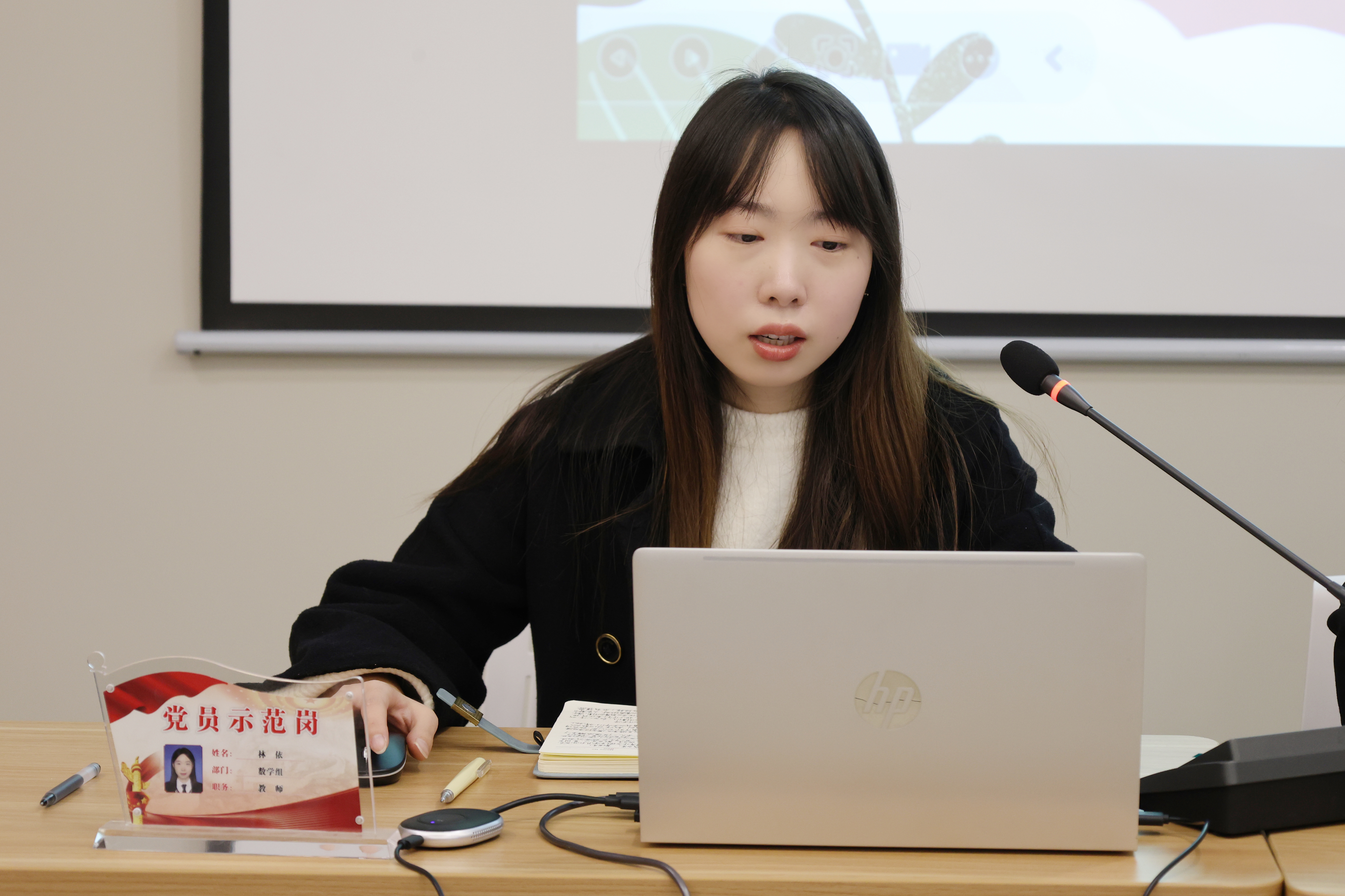 电脑前的人

描述已自动生成