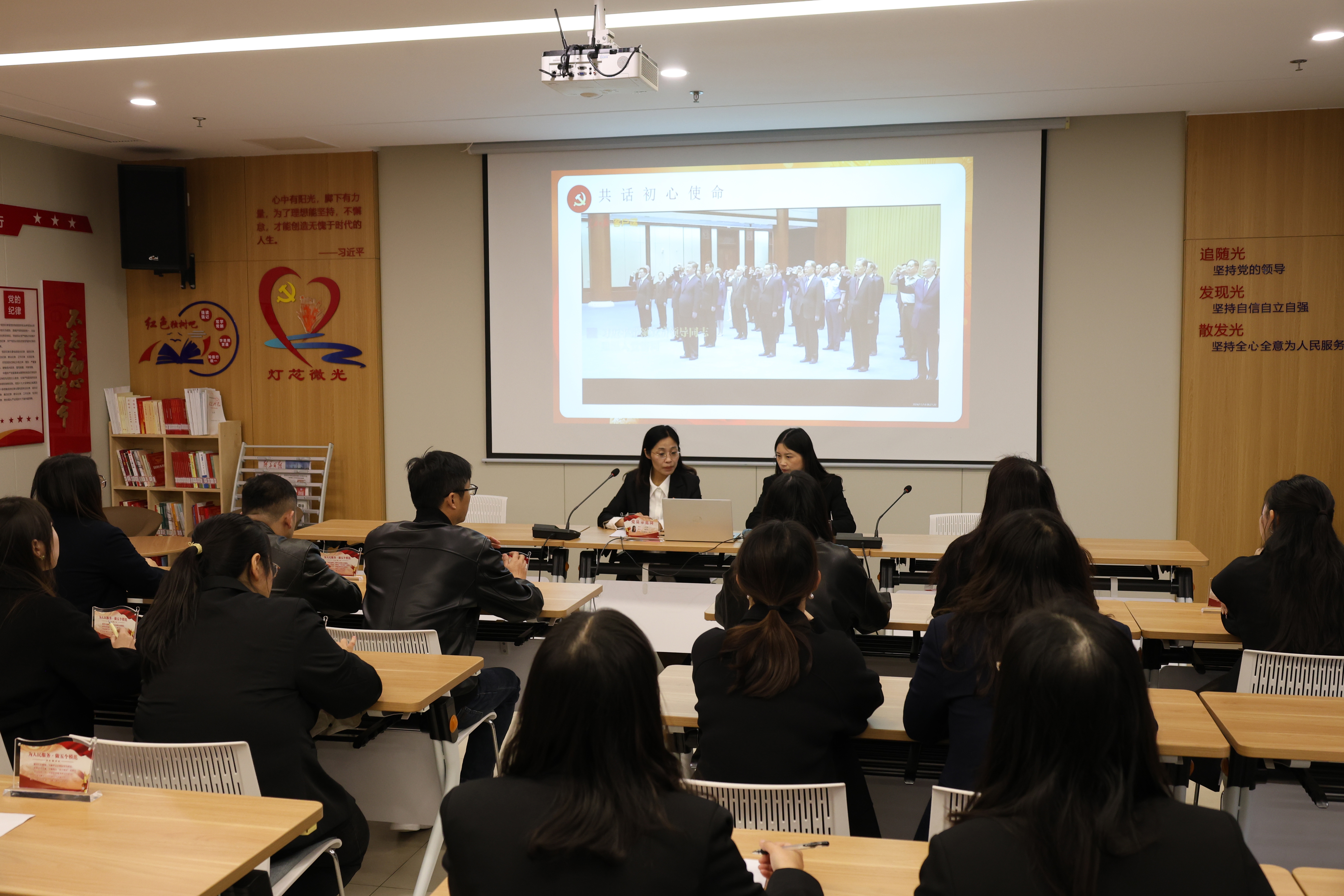 会议室里的人们

描述已自动生成