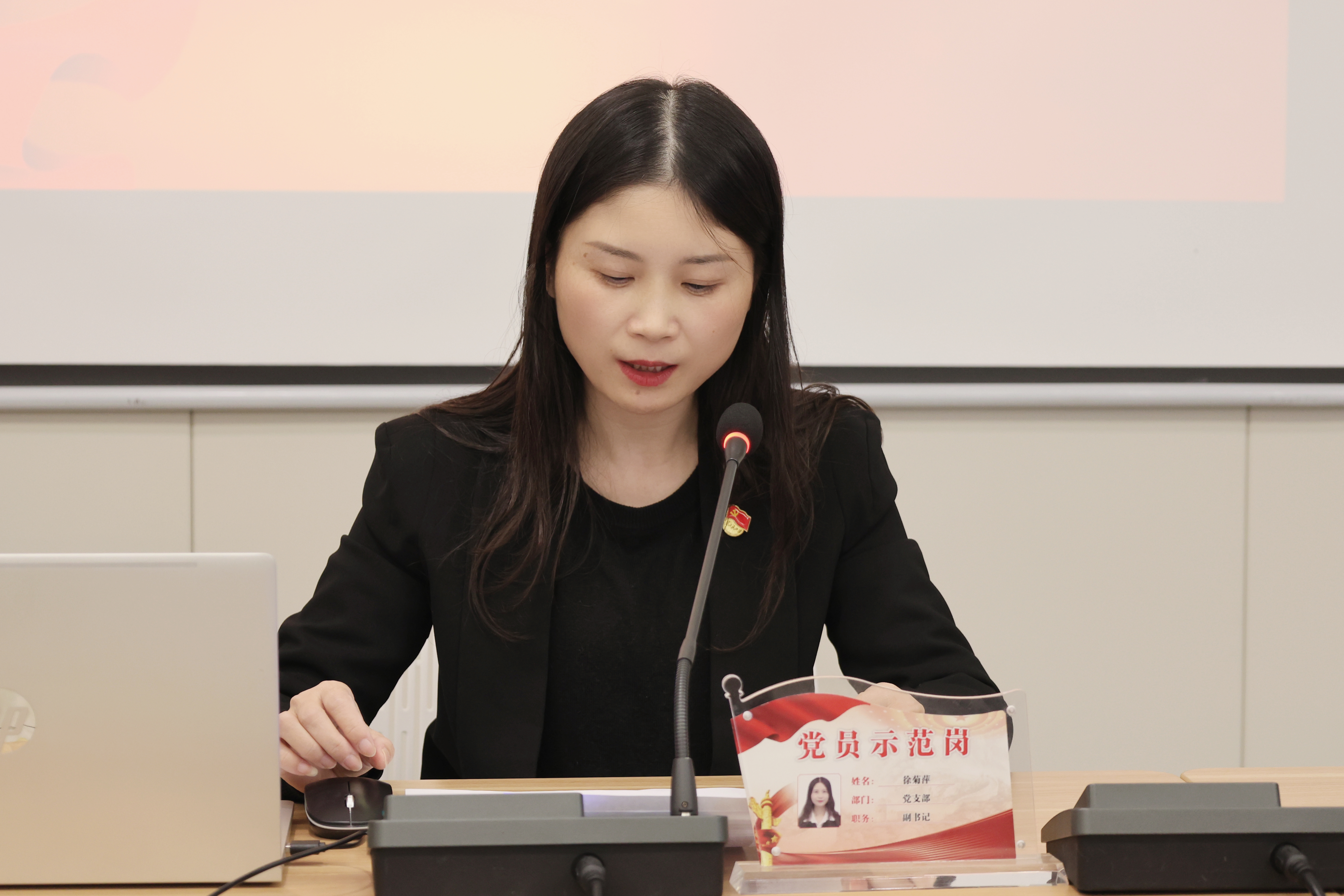 女人看着电脑

描述已自动生成