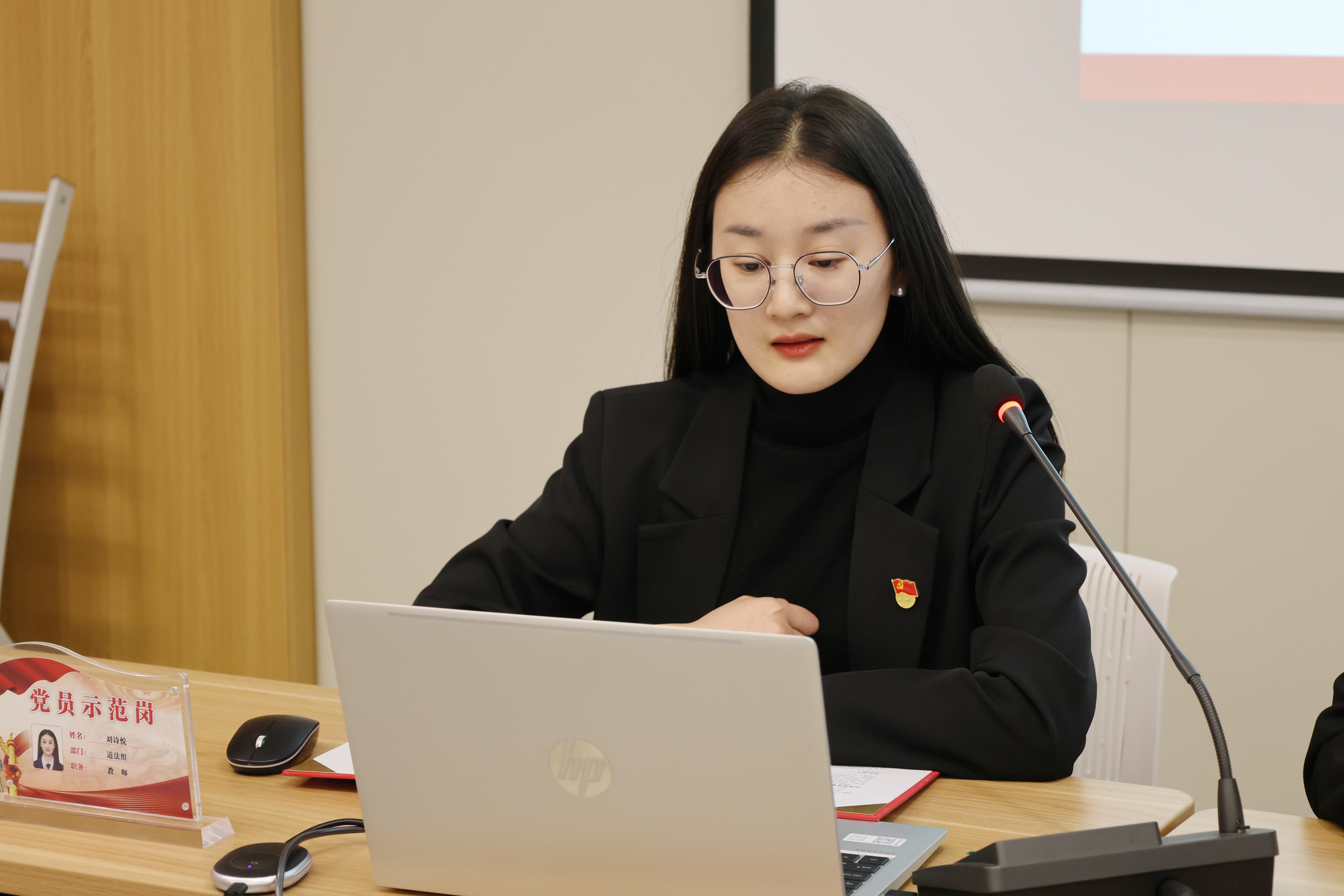 桌子上放着笔记本电脑的女人

描述已自动生成