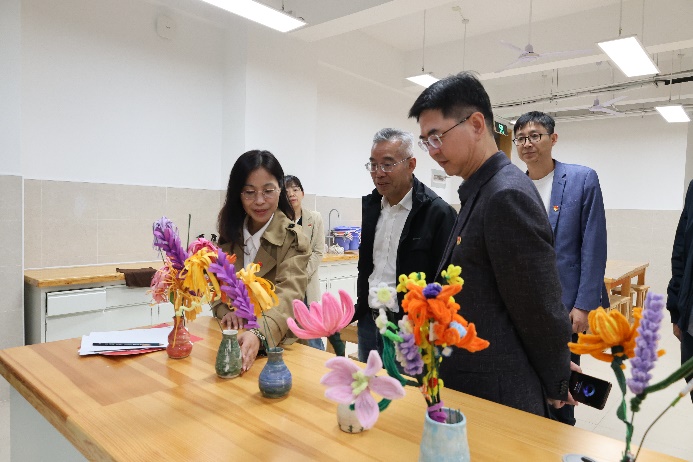 图片包含 室内, 桌子, 人, 女人
描述已自动生成
