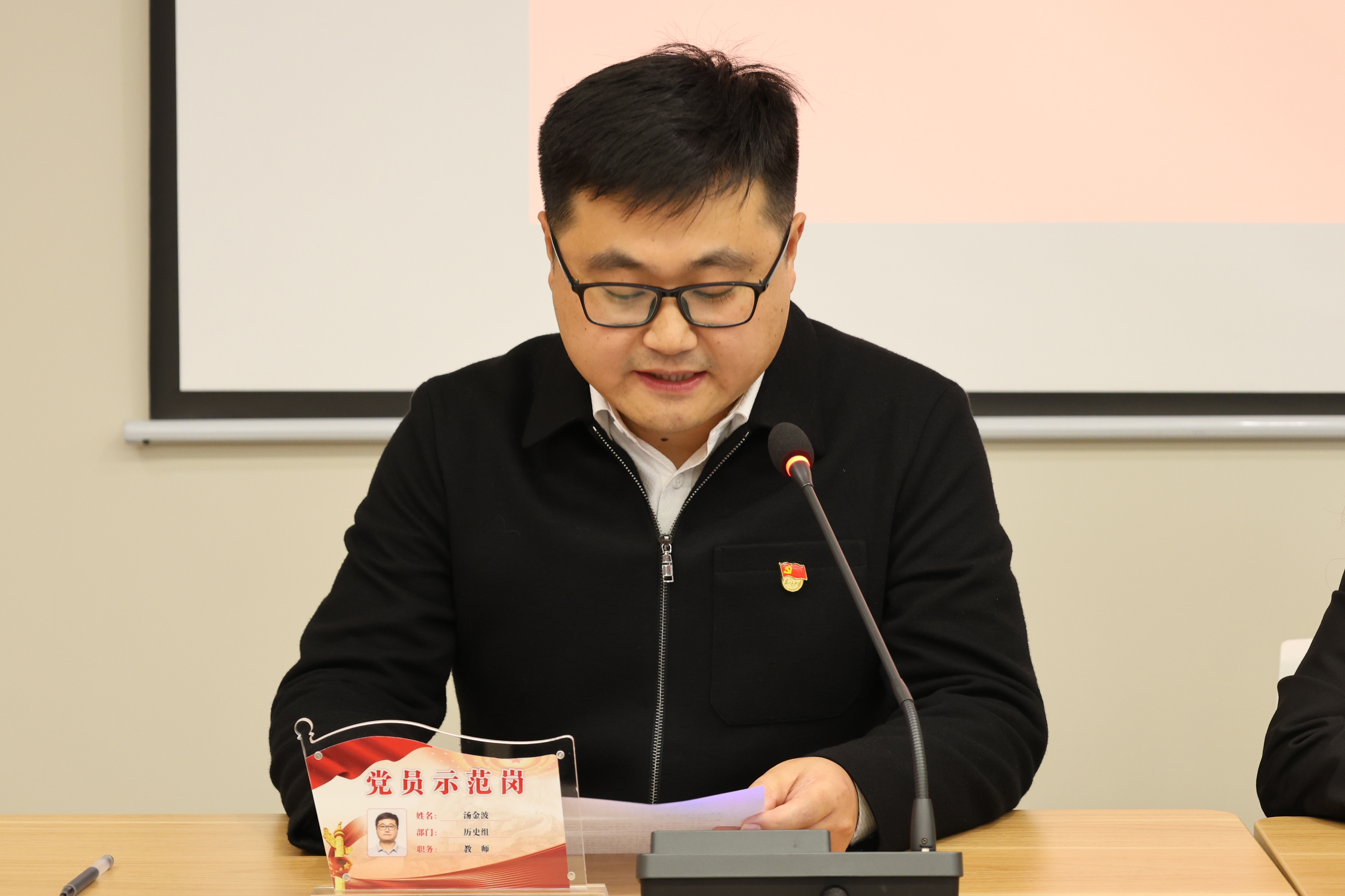 穿黑色衣服的人在桌子前

低可信度描述已自动生成