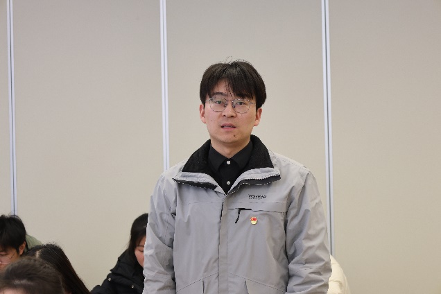 男孩们站在一起

AI 生成的内容可能不正确。