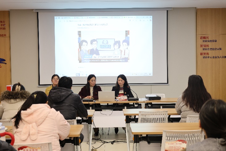 会议室里的人们

描述已自动生成