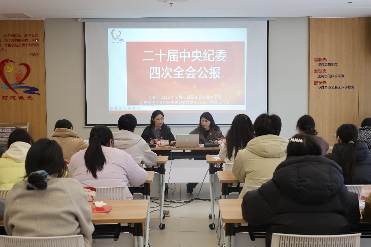 会议室里的人们

AI 生成的内容可能不正确。