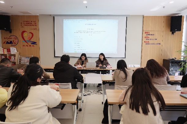 餐厅里的人们

AI 生成的内容可能不正确。