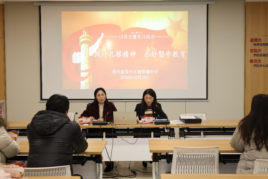 人们在看台上的人和电脑

低可信度描述已自动生成