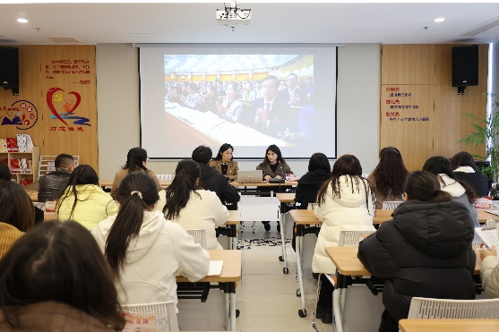 人们在看台上的人在房间里

AI 生成的内容可能不正确。