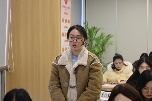 一群人在房间里

描述已自动生成