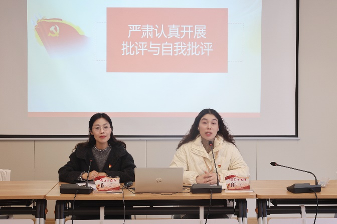一群男人和女人在桌子前

AI 生成的内容可能不正确。