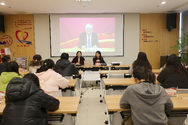 会议室里的人们

描述已自动生成