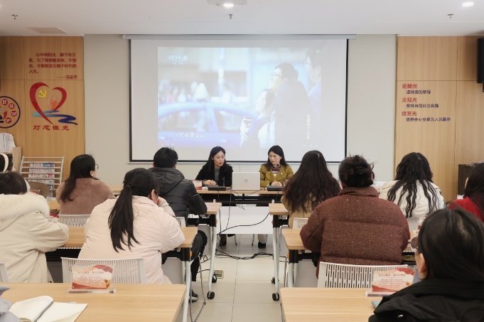 会议室里的人们

描述已自动生成