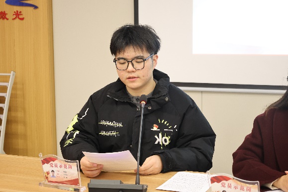 桌子前坐着穿蓝色衣服的人

中度可信度描述已自动生成