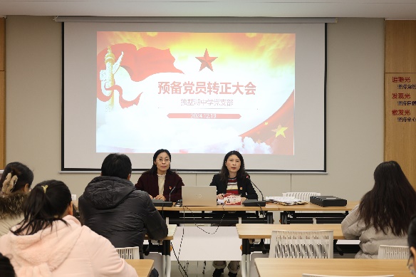 一群男人和女人在电视前

中度可信度描述已自动生成