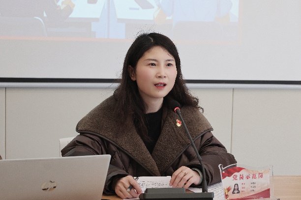 女人坐在桌子前

AI 生成的内容可能不正确。