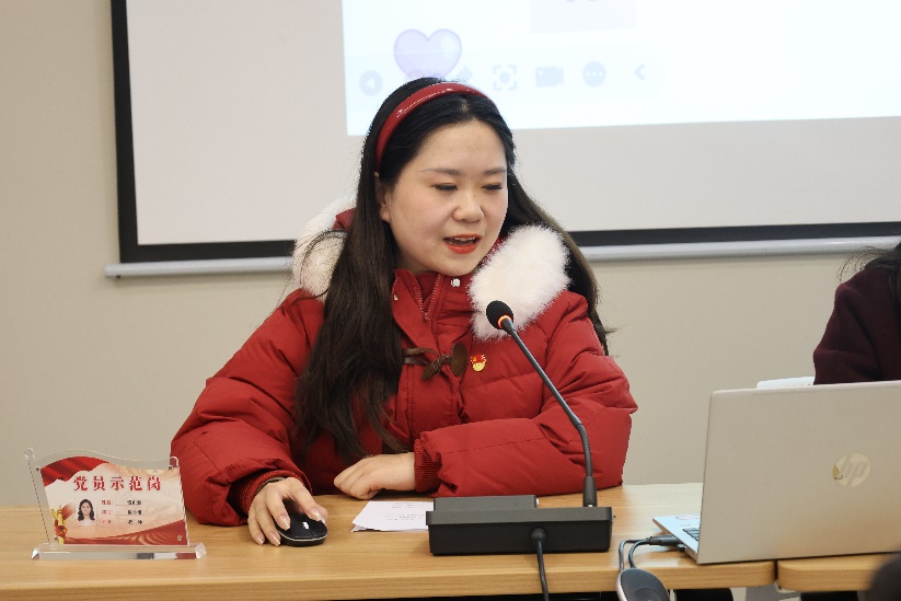 女人看着电脑

描述已自动生成