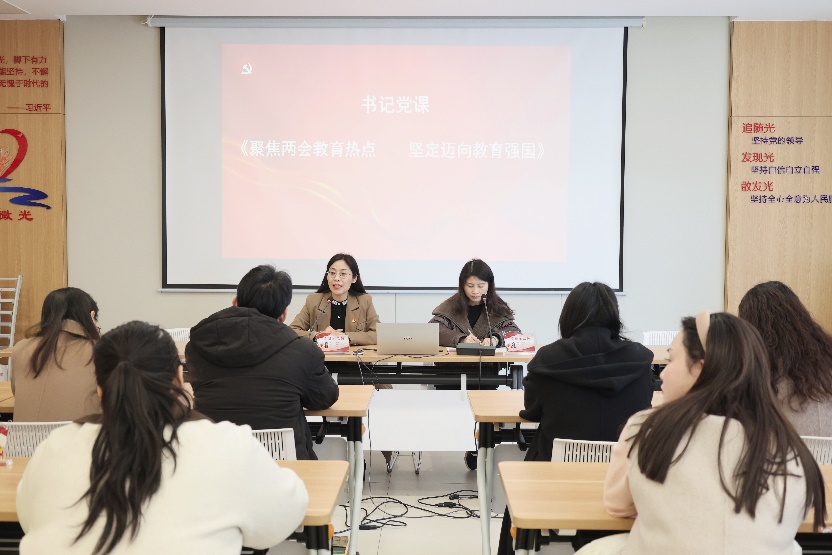 会议室里的人们

AI 生成的内容可能不正确。