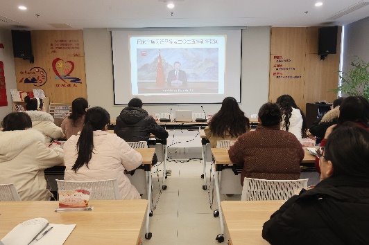 会议室里的人们

描述已自动生成