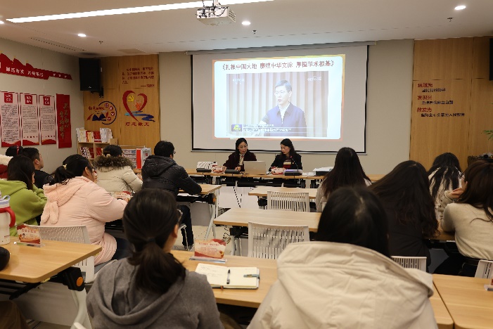 人们在看台上的人在房间里

中度可信度描述已自动生成