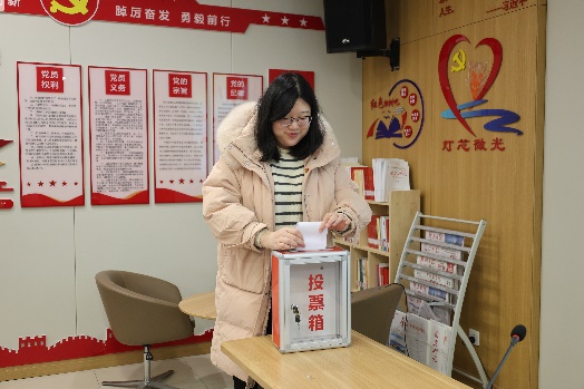 墙上贴了海报

中度可信度描述已自动生成