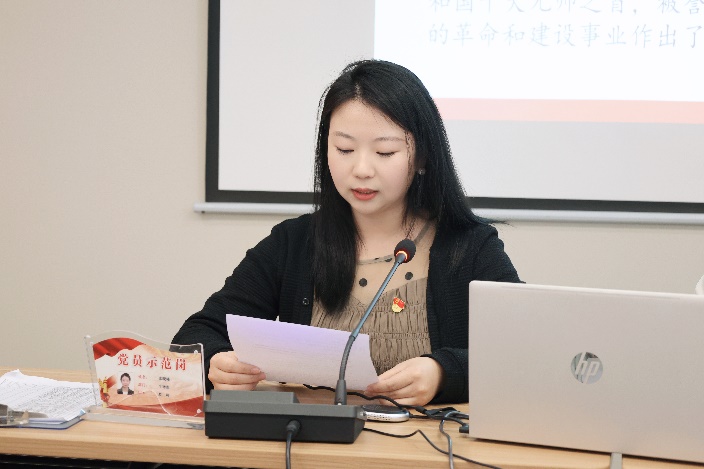 女人看着电脑

AI 生成的内容可能不正确。