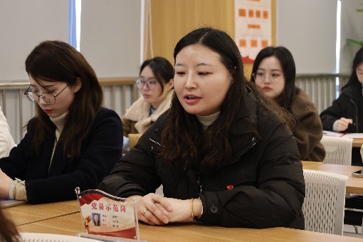 一群男人和女人在桌子边

描述已自动生成