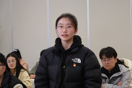 一群男人和女人靠在一起

AI 生成的内容可能不正确。