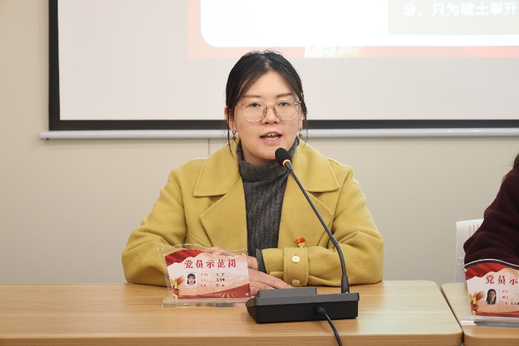 穿黑色衣服的人在桌子前

低可信度描述已自动生成