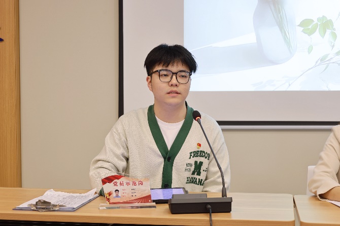 人站在桌子前

AI 生成的内容可能不正确。