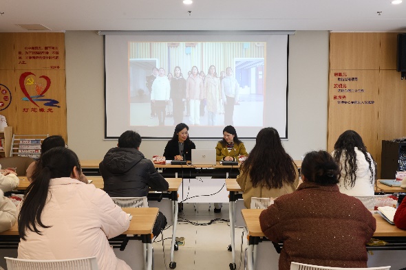 会议室里的人们

描述已自动生成