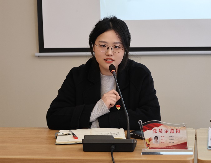 人拿着手机

AI 生成的内容可能不正确。