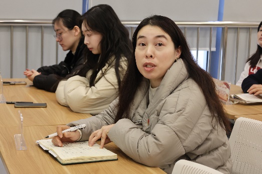 几个人在桌子上

描述已自动生成