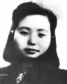 穿黑色衣服的人的黑白照片

AI 生成的内容可能不正确。