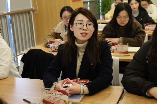 一群男人和女人在桌子边

描述已自动生成