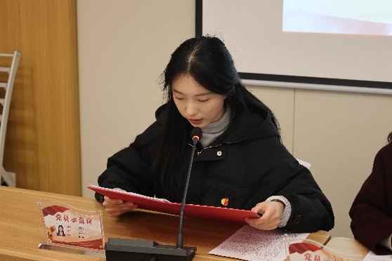 女人在切蛋糕

描述已自动生成