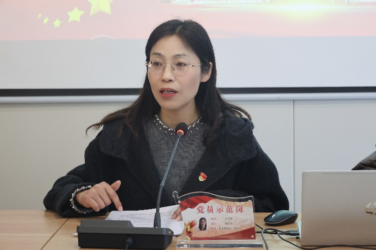 女人看着电脑

AI 生成的内容可能不正确。