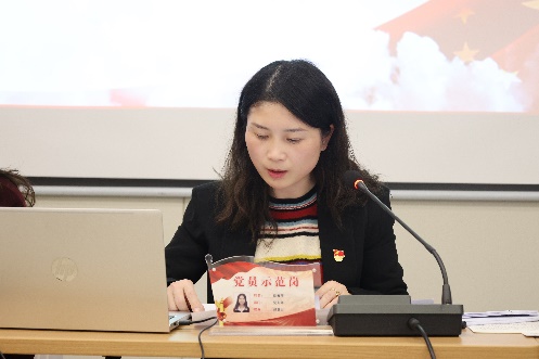 电脑前的人

描述已自动生成