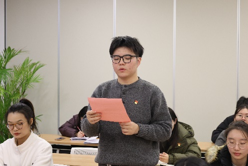 男人和女人在房间里

低可信度描述已自动生成