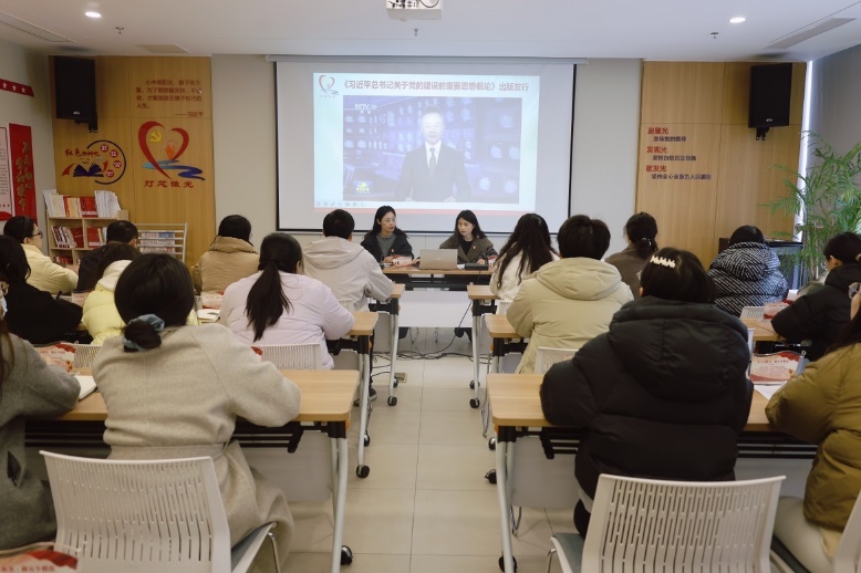 餐厅里的人们

AI 生成的内容可能不正确。