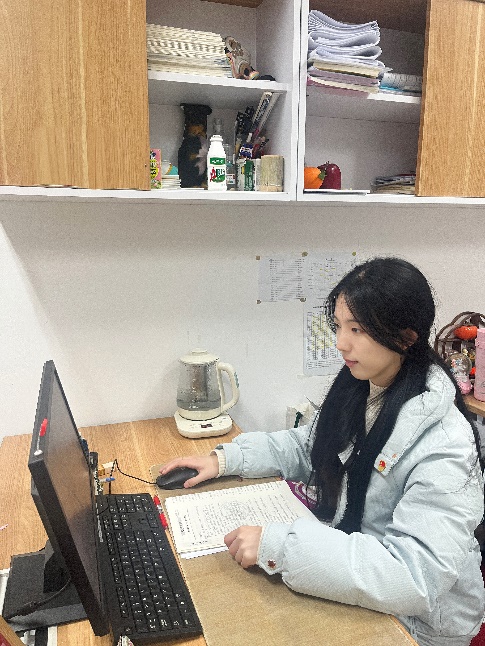 桌子上放着笔记本电脑的人

AI 生成的内容可能不正确。