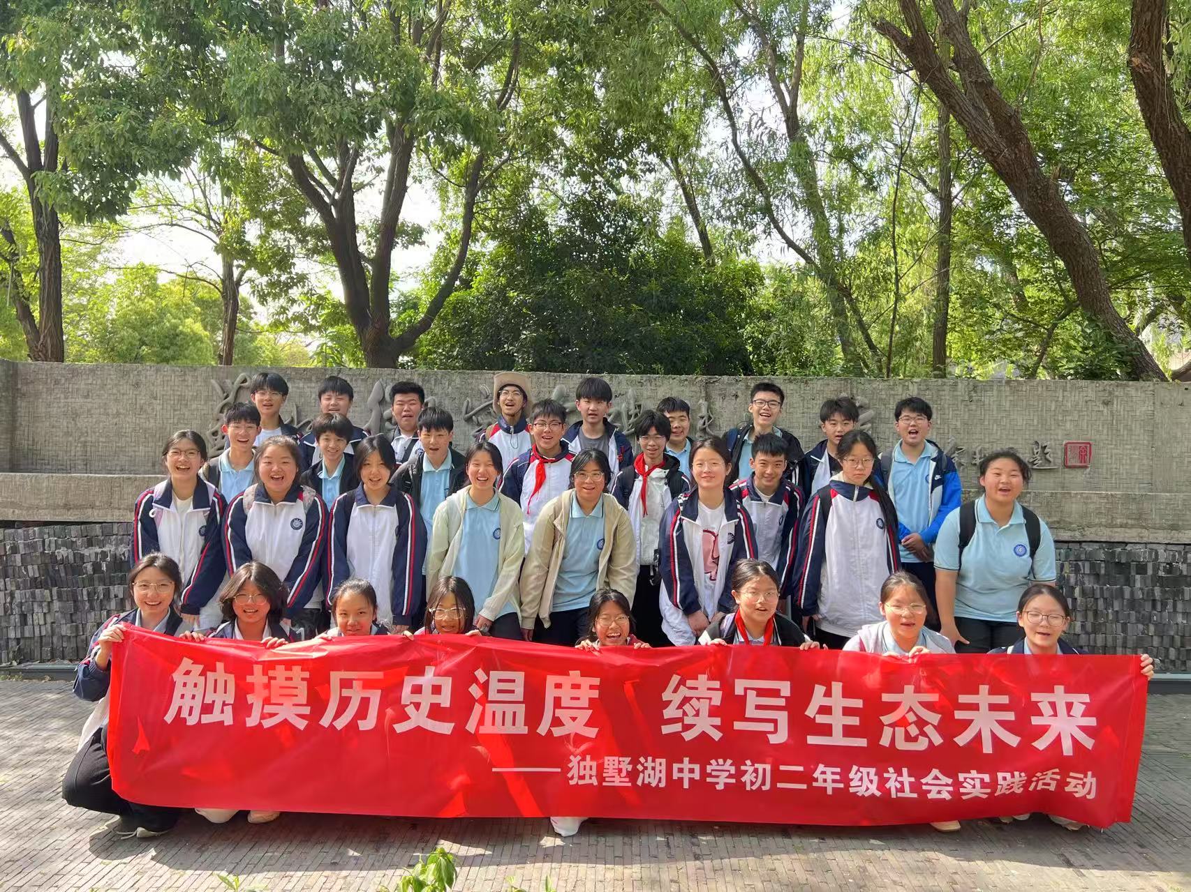 一群人站在船上

AI 生成的内容可能不正确。