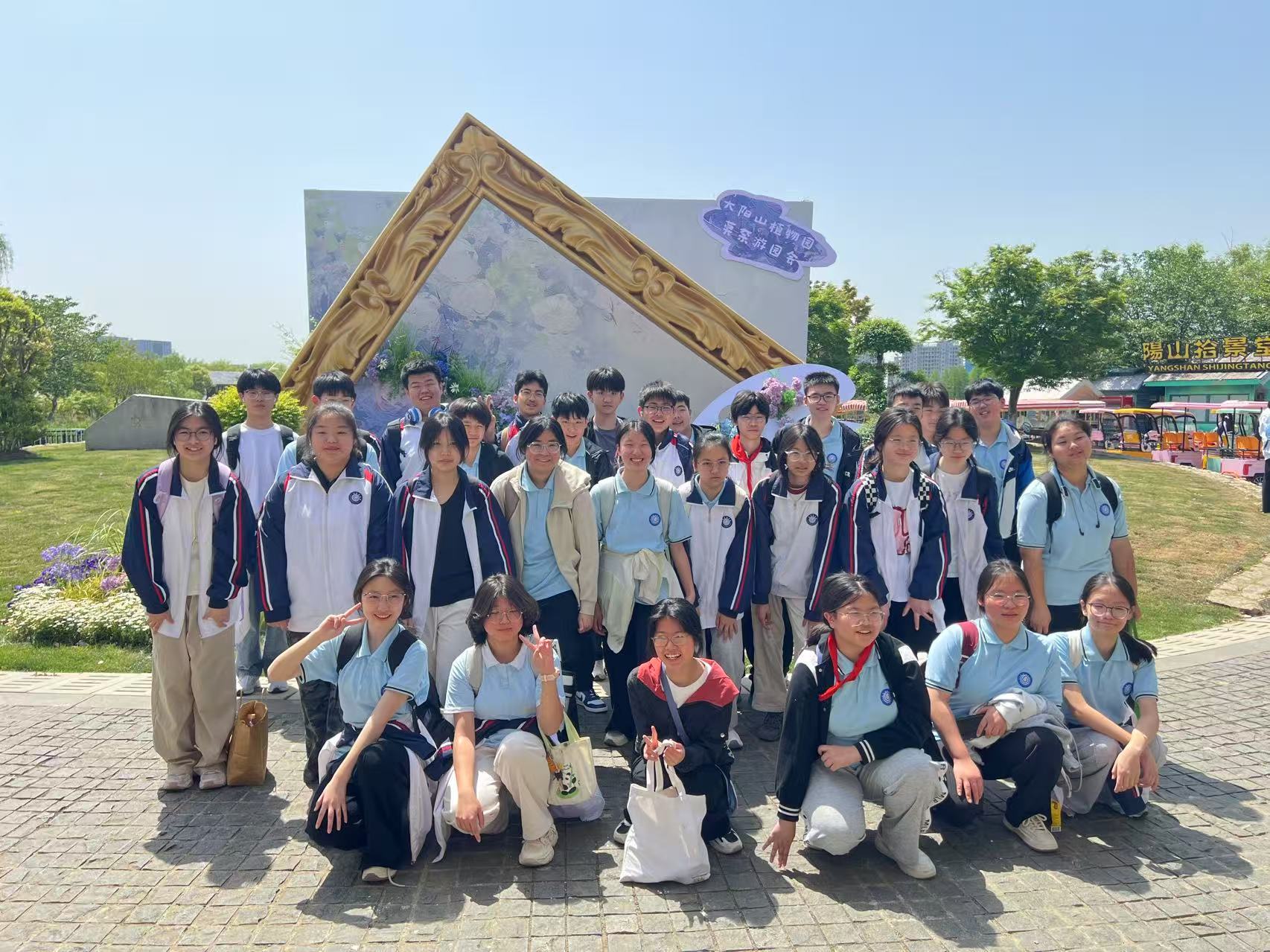 一群人站在地上

AI 生成的内容可能不正确。