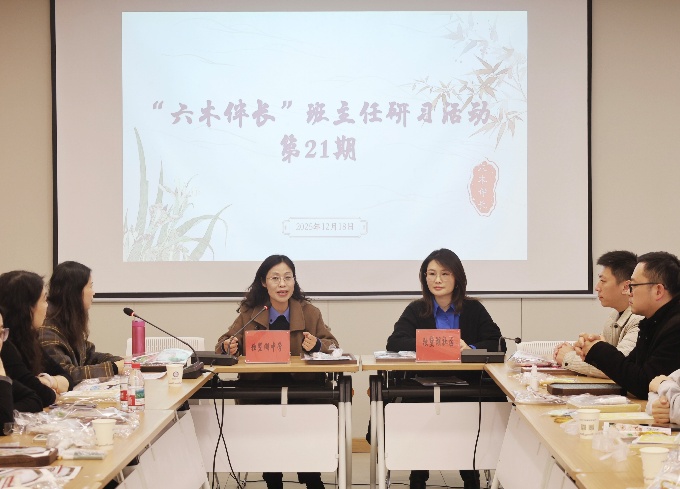 一群人坐在桌子前

AI 生成的内容可能不正确。